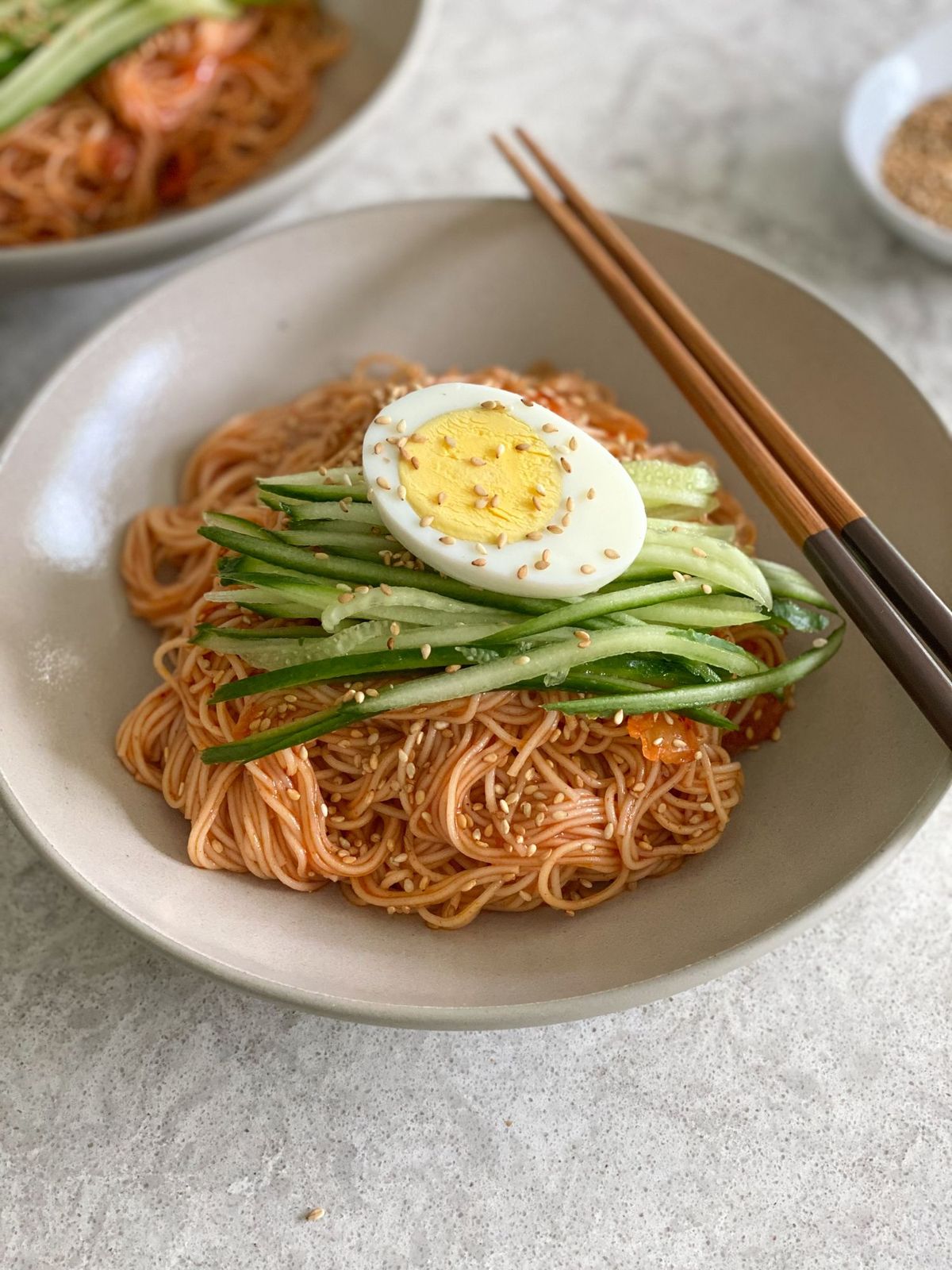 Bibim‑guksu με Νούντλς Ρυζιού