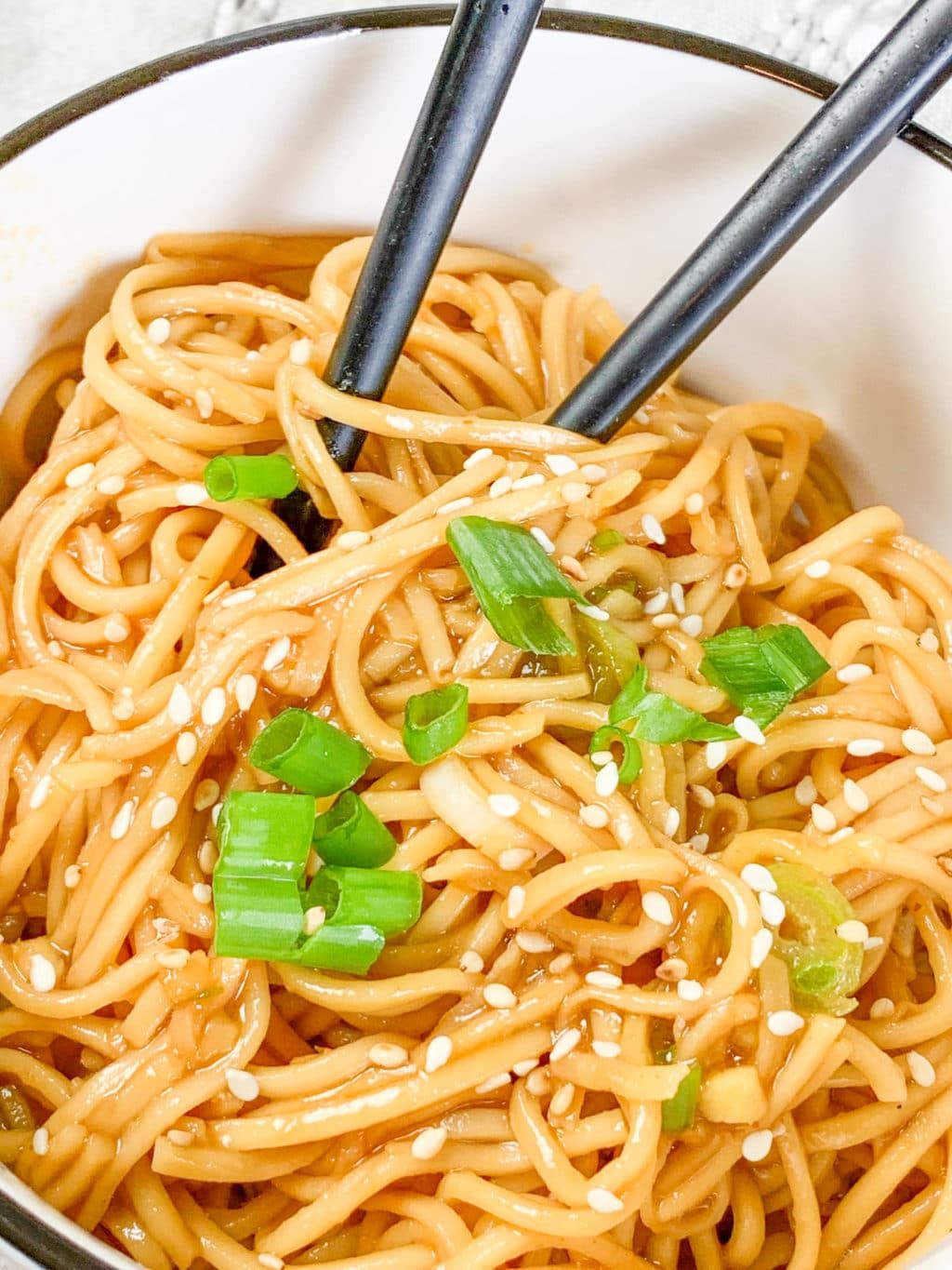 Κρεμώδη Noodles με Sriracha